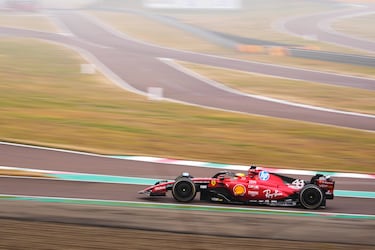 Lewis Hamilton conduciendo el F1-75 de 2022 en el Circuito de Fiorano.
