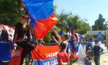 Los hinchas dieron su apoyo al plantel de la U en la previa del Clásico Universitario.