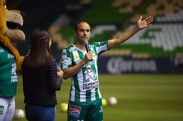 El máximo goleador de Estados Unidos fue presentado oficialmente como nuevo refuerzo del conjunto esmeralda para el Torneo Clausura 2018.