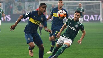 Wilmar Barrios ante la marca de Willian en el partido entre Palmeiras y Boca Juniors por la vuelta de la semifinal de Copa Libertadores