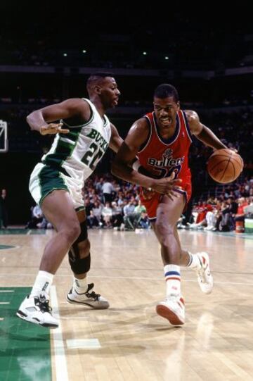 Bernard King de los Washington Bullets con Jeff Grayer de los Milwaukee Bucks durante un partido en 1990