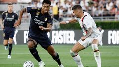 Pasadena (United States), 24/07/2023.- Real Madrid midfielder Jude Bellingham (L) in action against Milan AC midfielder Rade Krunic (R) during the first half of the friendly match between Real Madrid and AC Milan at Rose Bowl Stadium in Pasadena, California, USA, 23 July 2023. (Futbol, Amistoso) EFE/EPA/ETIENNE LAURENT
