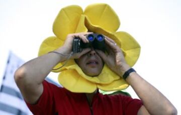 Espectador mira con prismáticos la octava etapa del Tour de Francia.