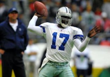 Quincy Carter se prepara a lanzar un pase durante el American Bowl de 2001.