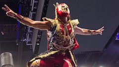 Metalik hace su entrada al ring en la WWE.