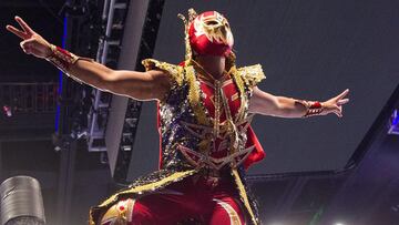 Metalik hace su entrada al ring en la WWE.