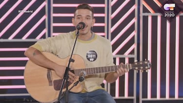 Aunque nació en Uruguay, vive en Madrid. Le encanta la cultura, por eso sería profesor de historia o de literatura si no le saliera bien su sueño de ser cantante. Guarda para el recuerdo un pedazo de las primeras baquetas que rompió.