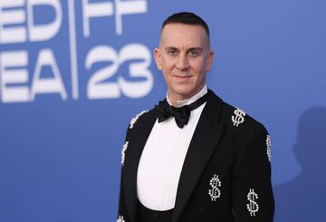 Jeremy Scott durante la alfombra roja de la gala béfica amfAR celebrada en el Hotel du Cap-Eden-Roc.