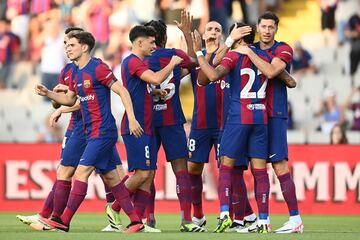 1-0. Robert Lewandowski celebra con sus compañeros el primer tanto que marca en el minuto 2.