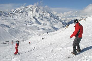 La estación se encuentra en pleno corazón de los Alpes a unos kilómetros de la frontera con Italia, en el extremo del Parque nacional de la Vanoise, una de las zonas esquiables más famosas de Europa. Cuenta con un gran número de telesillas y cañones de nieve artificial además de un par de pistas para practicar esquí extremo.