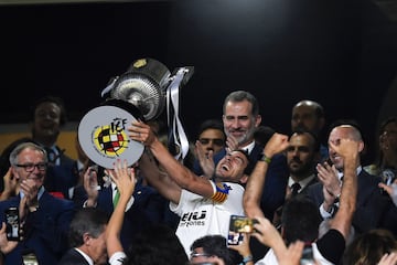 Parejo levanta el trofeo que acredita al Valencia como campeón de la Copa del Rey 2019.