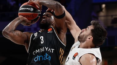 El base argentino del Real Madrid, Facundo Campazzo defiende al alero estadounidense del Dubai Basketball, Dwayne Bacon, durante el partido de la jornada 19 de la EuroLiga que Real Madrid y Dubai Basketball disputan este viernes 2 de enero en el Movistar Arena, en Madrid.
