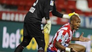 <b>DESCONSUELO. </b>Cuéllar tranquiliza a Gregory, exaltado por la eliminación del equipo.