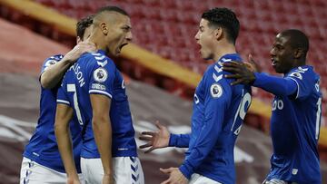 James Rodríguez y Richarlison celebrando un gol de Everton ante Liverpool en Anfield.