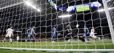 Pase de Fede Valverde a la banda de Vinicius, controla, caracolea en el área babazorra para poner el pase atrás.  Aparece el defensa con el dorsal 17 para rematar con la izquierda raso y batir a Antonio Sivera.