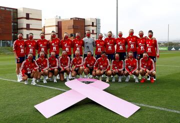 La Selección española de fútbol femenino inició su concentración en Las Rozas mostrando su apoyo en el Día Mundial Contra el Cáncer de Mama. Las 22 jugadoras convocadas para este parón internacional y el seleccionador español, Jorge Vilda, posaron junto a un gran lazo rosa, símbolo universal de la lucha contra esta enfermedad. 
