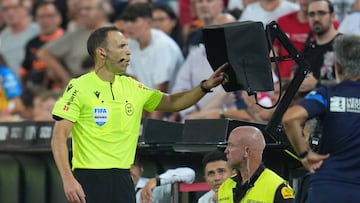 VALENCIA, SPAIN - AUGUST 29: Match referee Guillermo Cuadra Fernandez checks the VAR during the LaLiga Santander match between Valencia CF and Atletico de Madrid at Estadio Mestalla on August 29, 2022 in Valencia, Spain. (Photo by Aitor Alcalde/Getty Images)