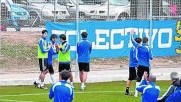 Un grupo del Colectivo 1932 se personó en el entrenamiento del Zaragoza ayer y pasaron la mañana cantando en apoyo del equipo y llamando a la unidad para el ascenso. Los jugadores respondieron con aplausos a esa muestra de entusiasmo zaragocista.