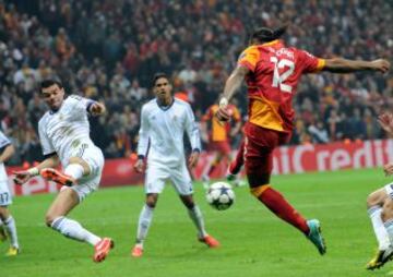 Didier Drogba marc&oacute; este golazo de tac&oacute;n (3-1) ante el Real Madrid.