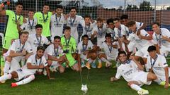 Los Juveniles del Madrid celebran la Youth League que ganaron en Nyon en 2020.