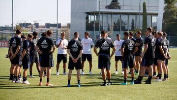 Raúl da instrucciones a los jugadores del Real Madrid Castilla en un entrenamiento en Valdebebas.