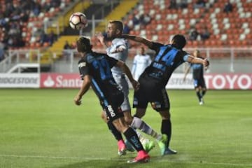 Futbol, Deportes Iquique vs Gremio,
Copa Libertadores 2017.
El jugador de Gremio Luan, disputa  el balon contra Misael Davila de Deportes Iquique durante el partido de Copa Libertadores disputado en el estadio Zorros del desierto Calama, Chile.
03/05/2017
Pedro Tapia/Photosport******

Football, Deportes Iquique vs Gremio,
Copa Libertadores Championship 2017.
Gremio's player Luan, battles the ball against Misael Davila of Deportes Iquique during the match of the  Copa Libertadores Championship at Zorros del desierto stadium Calama, Chile.

03/05/2017
Pedro Tapia/Photosport