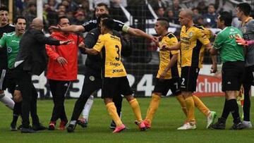 Imagen de la pelea entre jugadores de Riestro y Comunicaciones.