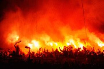 Los hinchas del Galatasaray encendieron bengalas en el Santiago Bernab&eacute;u. 