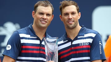 Bob y Mike Bryan posan con el trofeo de campeones del Masters 1.000 de Miami de 2019. 