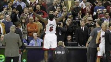 <b>UN DÍA CUALQUIERA. </b>LeBron James no se ahorró su ritual previo a los partidos y lanzó la magnesia al aire, ante la indignación generalizada del público de Cleveland.