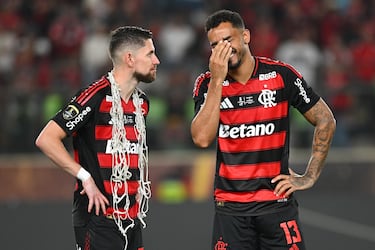 Los dos futbolistas del Flamengo celebran el título de la Copa Libertadores 2025 ganada en Lima ante el Palmeiras. La alegría de ganar un nuevo título se desborda en los veteranos jugadores.