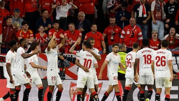 SEVILLA, 13/05/2025.- Los jugadores del Sevilla celebran tras marcar ante Las Palmas, durante el partido de LaLiga de fútbol que Sevilla FC y UD Las Palmas disputan este martes en el estadio Ramón Sánchez-Pizjuán. EFE/Julio Muñoz
