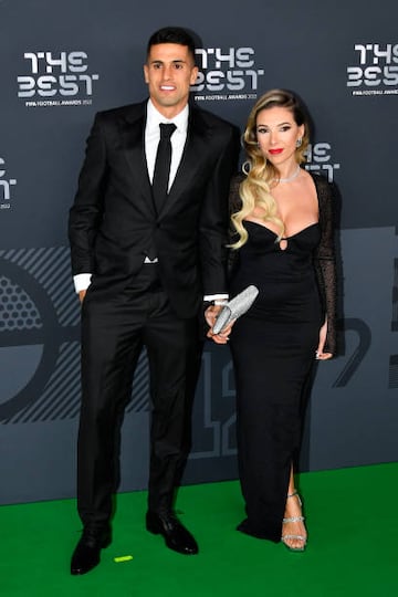 Joao Cancelo y Daniela Machado posando a su llegada a la ceremonia de los Premios The Best.