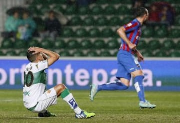 GRA311. ELCHE (ALICANTE), 18/01/2015.- El jugador del Elche Faycal Fajr, se lamenta tras fallar un penalti.