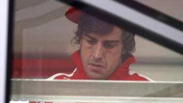 <b>ANTES DE LA BATALLA. </b>Fernando Alonso, ayer, en Hungaroring.