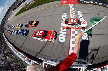 Inicio de la prueba del NASCAR disputado en Richmond, Virginia.