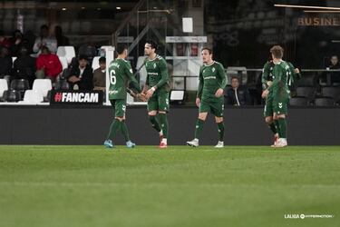 Entrando con todo en el primer palo, con un perfecto cabezazo. Así marcó Cubero ante el Cartagena, para poner el 0-2 definitivo en el marcador. Un gol muy celebrado y es que no anotaba desde el año 2022, cuando estaba en el Fuenlabrada.