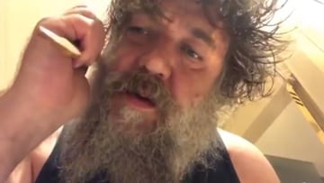 El actor neozelandés Russell Crowe peinándose la barba en un vídeo publicado en su cuenta de Instagram