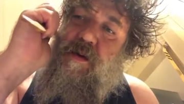 El actor neozeland&eacute;s Russell Crowe pein&aacute;ndose la barba en un v&iacute;deo publicado en su cuenta de Instagram