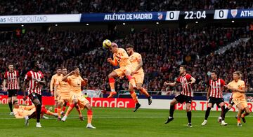 El jugador del Atlético de Madrid, Griezmann, trata de jugar el balón de cabeza. 
 
