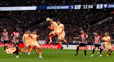 El jugador del Atlético de Madrid, Griezmann, trata de jugar el balón de cabeza. 
 