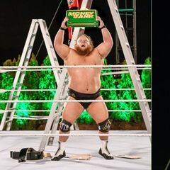 Otis y Asuka son los 'titanes' del Money in the Bank 2020