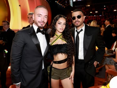 J Balvin, Daniela y Rauw Alejandro 
durante la gala de los Premios Grammy 2026 celebrados en el Crypto.com Arena de Los Ángeles.