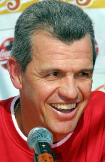 Llegó en 2001 para relevar a Enrique Meza y dirigió el Mundial del 2002, donde quedó eliminado en Octavos de Final por Estados Unidos.