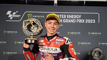 David Alonso con su trofeo de ganador en Silverstone.