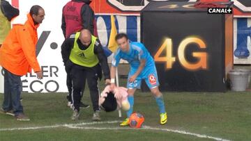 A Valbuena le lanzan... ¡una muñeca de peluche!