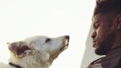 El futbolista del Barcelona, Samuel Umtiti, en una bonita imagen con su perro Cercle.