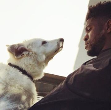 El futbolista del Barcelona, Samuel Umtiti, en una bonita imagen con su perro Cercle.