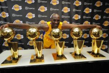Junto a sus cinco trofeos de ganador de la NBA (2000, 2001, 2002, 2009 y 2010).