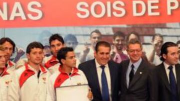 Los jugadores del Rayo, con Gallardón.